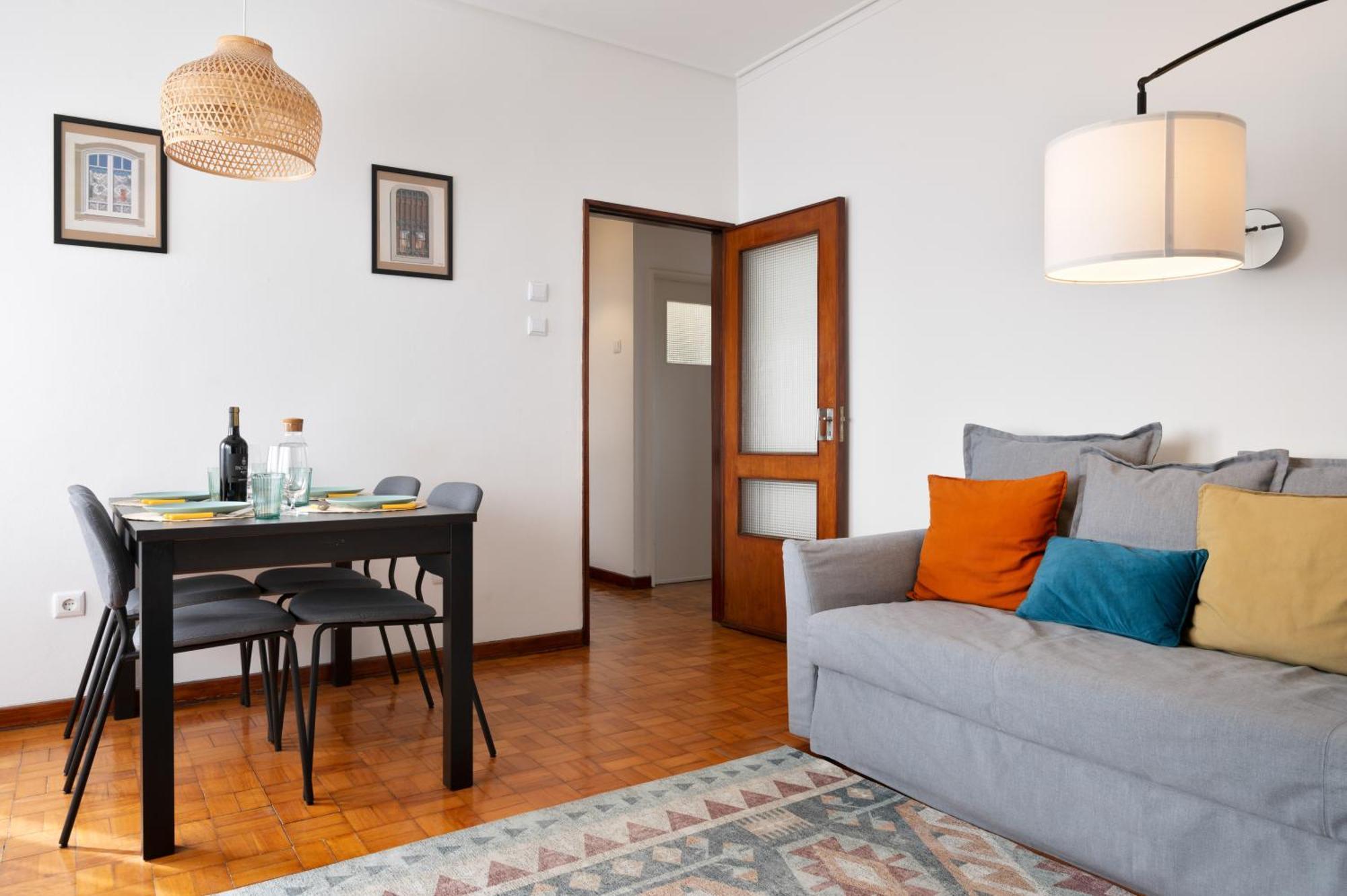 Praça Da República - 2 Bedroom Floor Flat * Oporto